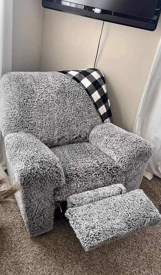 ce fauteuil inclinable en sherpa que j’ai trouvé sur marketplace…. je ne suis pas sûr que tu puisses le nettoyer lol