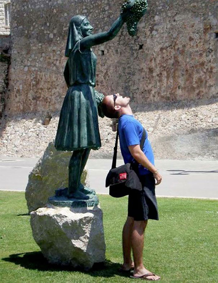 78 People Who Made The Absolute Most Of A Photo With A Statue And Ended Up Online