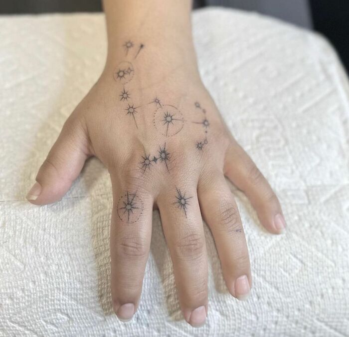 tatouage de la constellation de l’orion sur la main