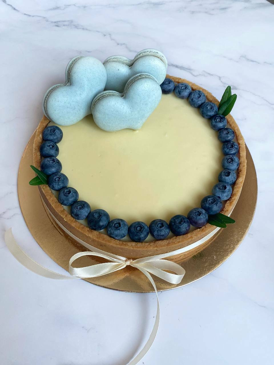 gâteau au fromage avec des baies et des macarons