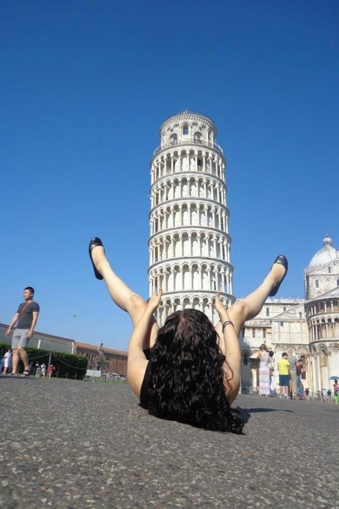 78 People Who Made The Absolute Most Of A Photo With A Statue And Ended Up Online