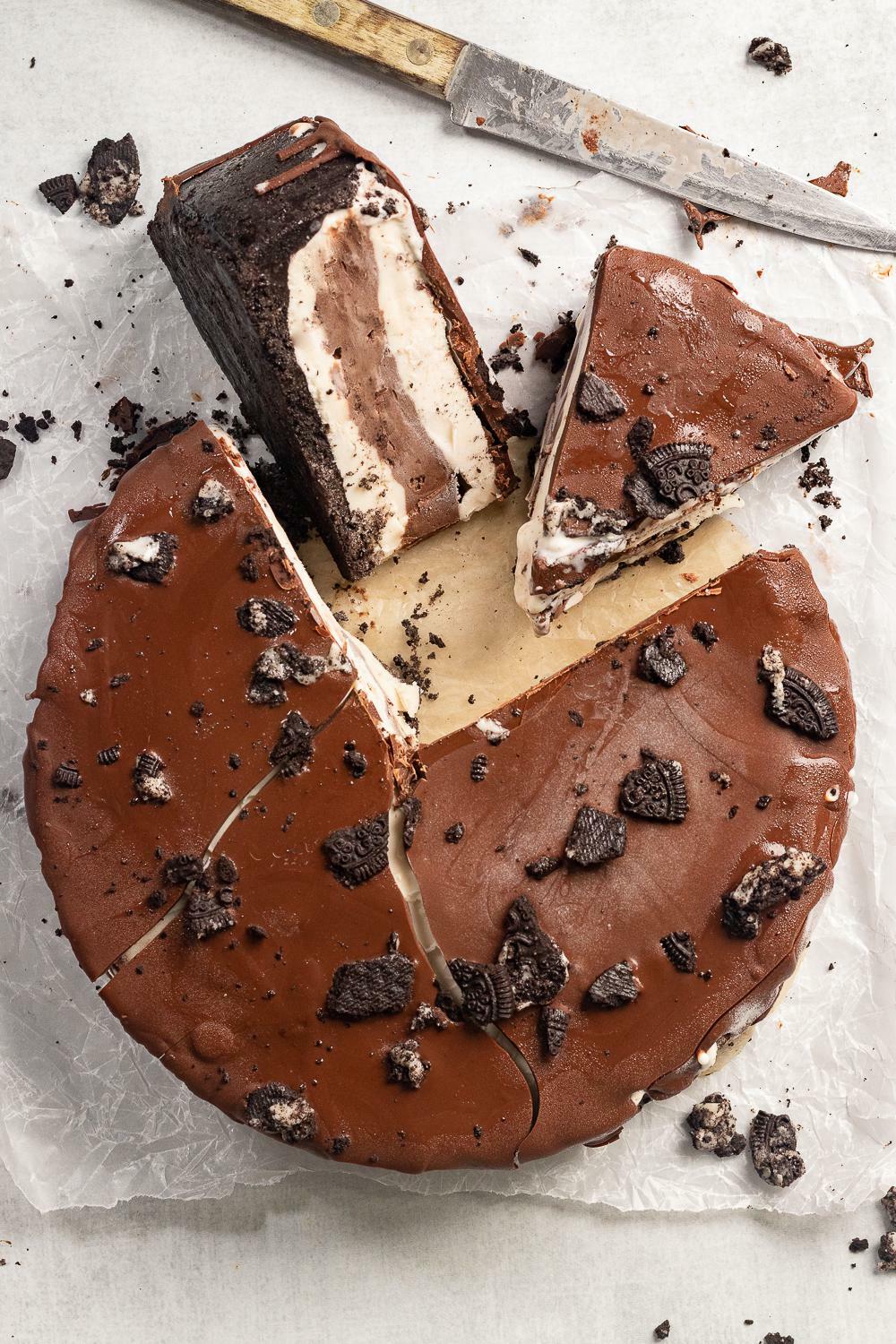 gâteau à la crème glacée en croûte d’oreo fait maison