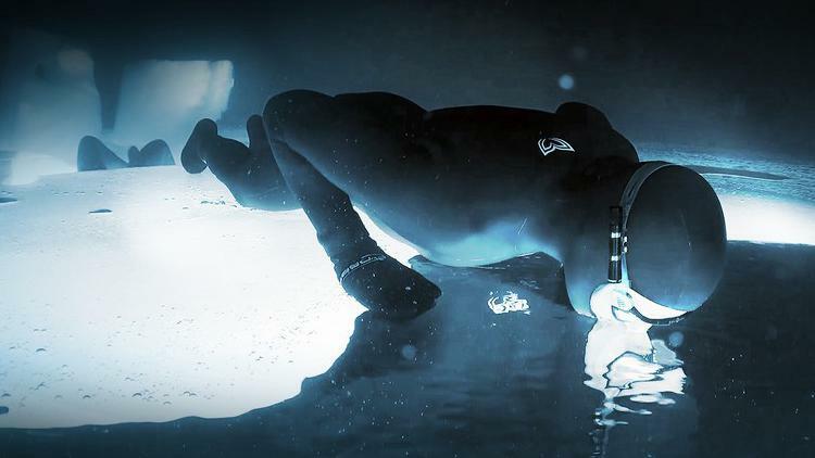 Le spéléologue boit une gorgée d’eau ; il a été perdu sans provisions dans la grotte pendant 2 jours.