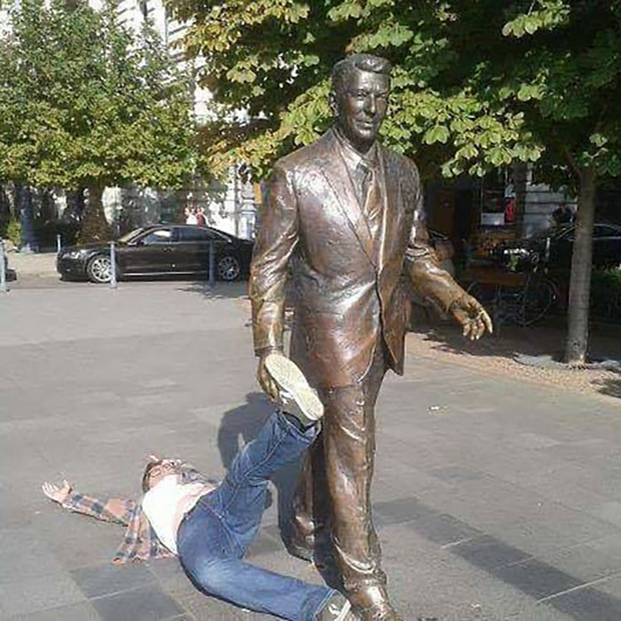 78 People Who Made The Absolute Most Of A Photo With A Statue And Ended Up Online