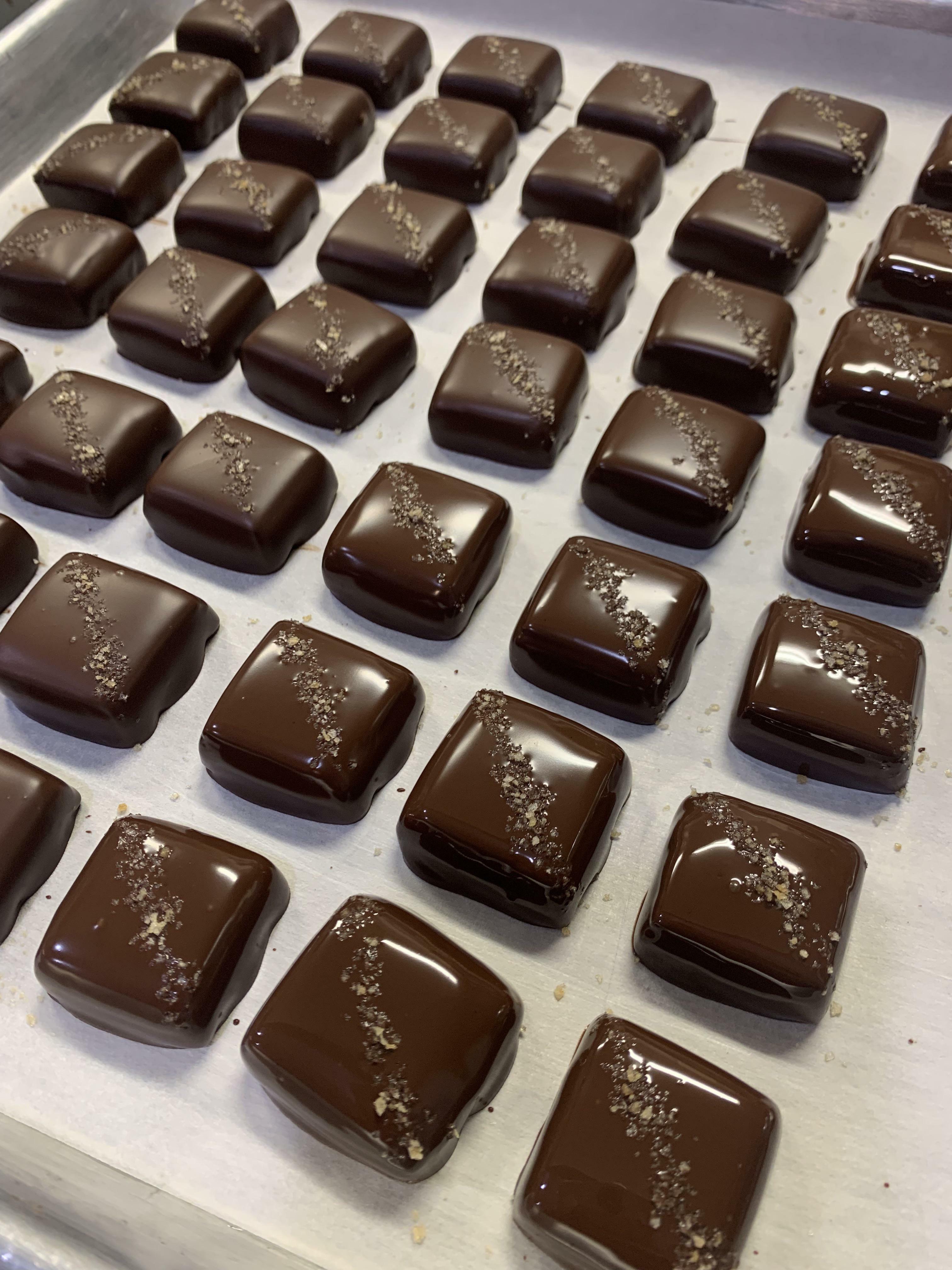 des caramels fraîchement trempés. (je suis un chocolatier en formation !)