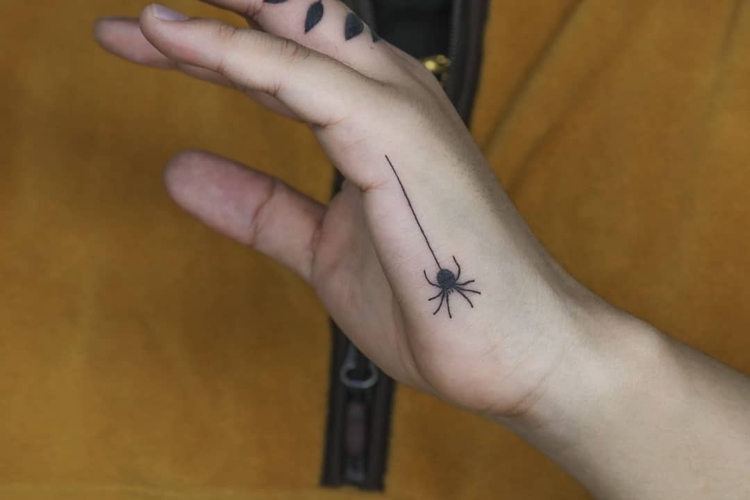 tatouage simple d’araignée sur la main