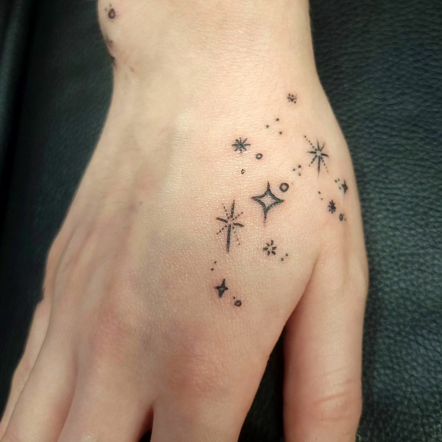 tatouage d’étoiles sur la main