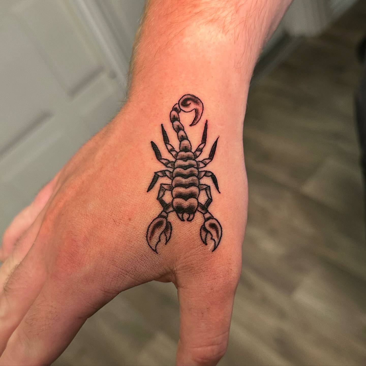 tatouage scorpion sur la main