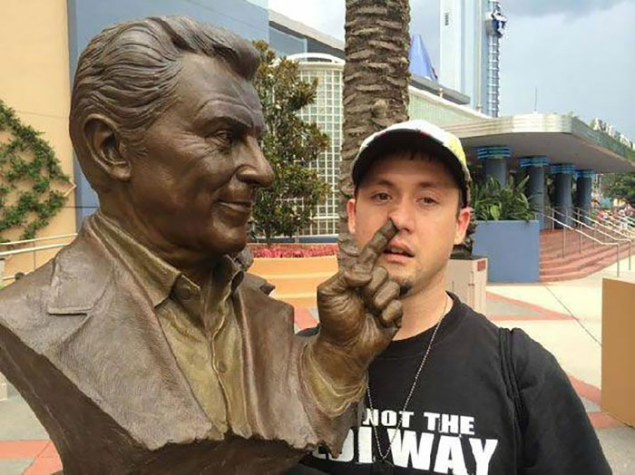 78 People Who Made The Absolute Most Of A Photo With A Statue And Ended Up Online