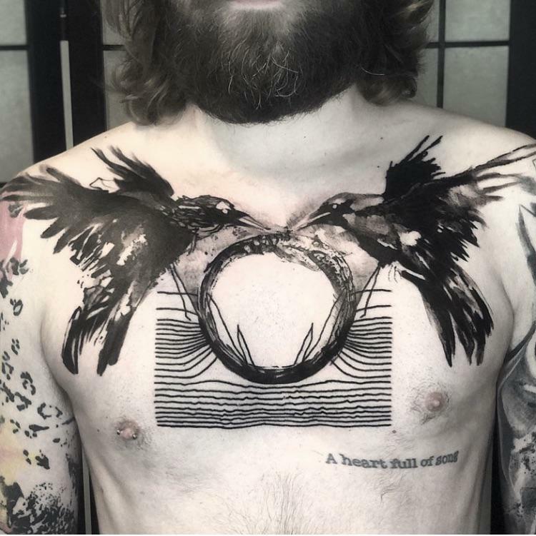 tatouage abstrait de corbeaux et d’ouroboros