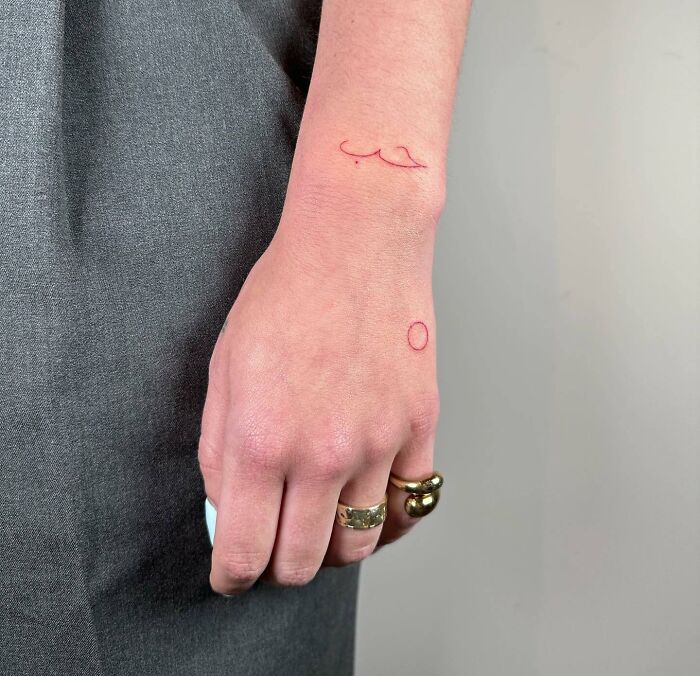 petits tatouages rouges