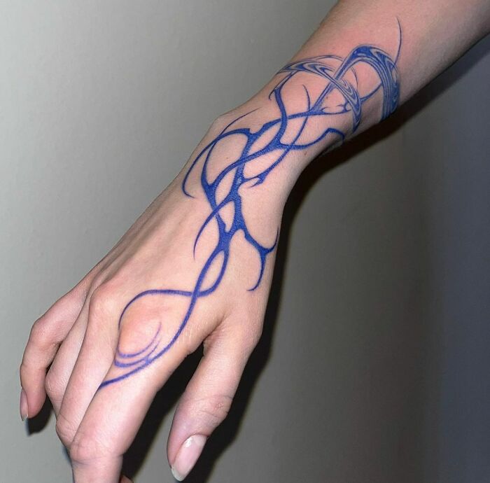 tatouage abstrait bleu