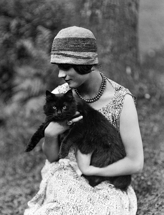 La danseuse Elizabeth Duncan avec un chat