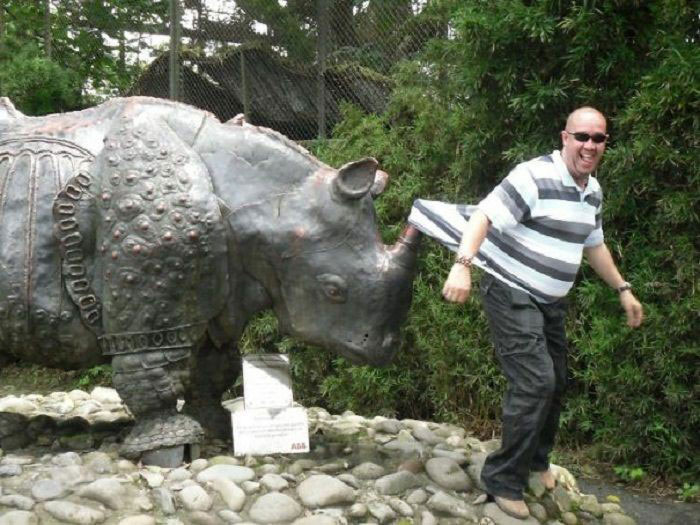 78 People Who Made The Absolute Most Of A Photo With A Statue And Ended Up Online