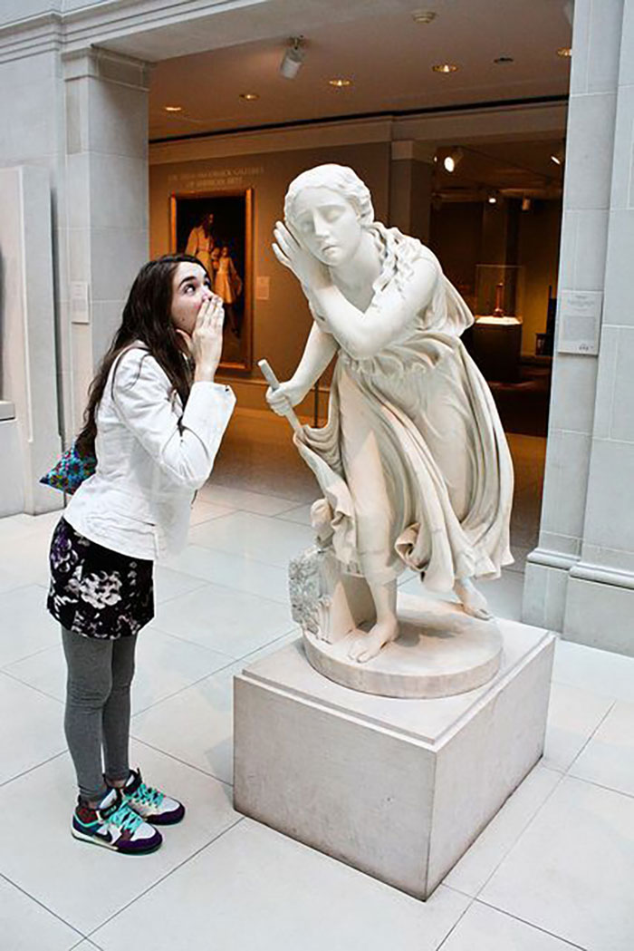 78 People Who Made The Absolute Most Of A Photo With A Statue And Ended Up Online