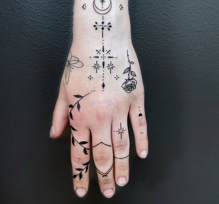 Tatouages mixtes sur la main