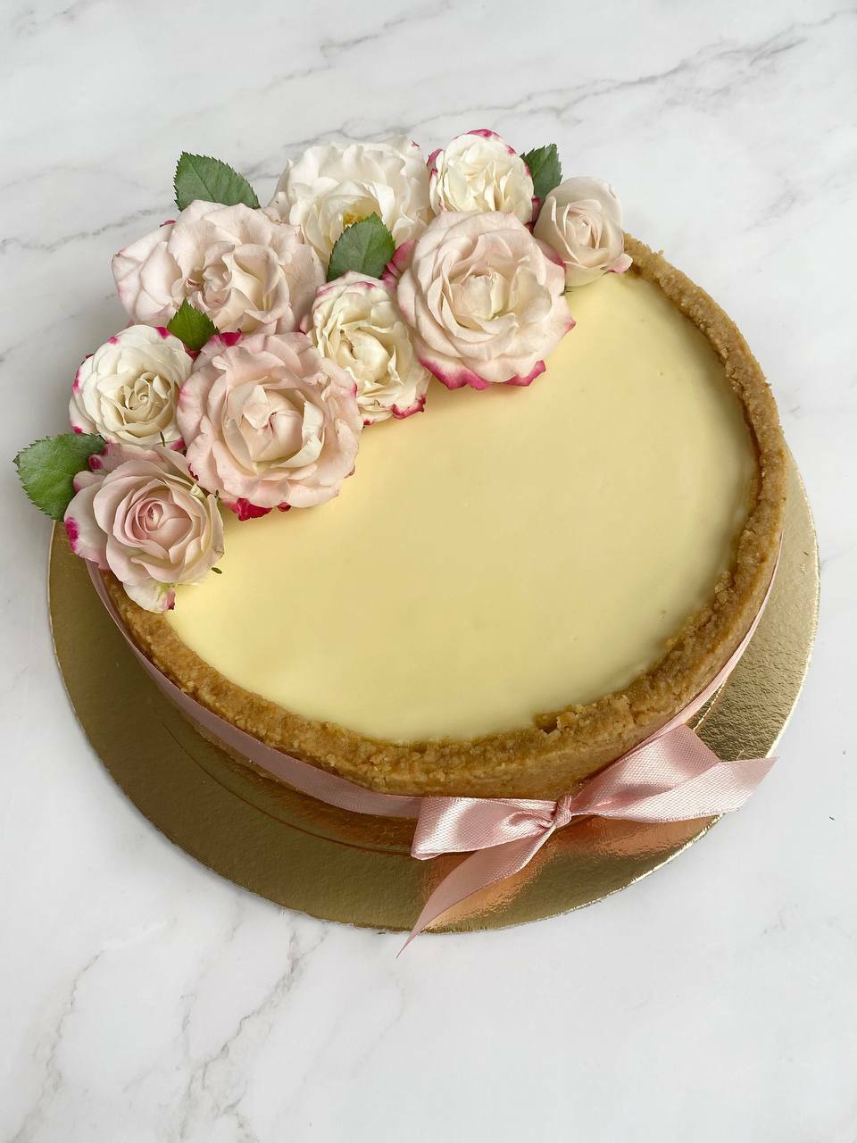 J’ai fait un gâteau au fromage et je l’ai décoré avec des fleurs, je suis fière de moi !