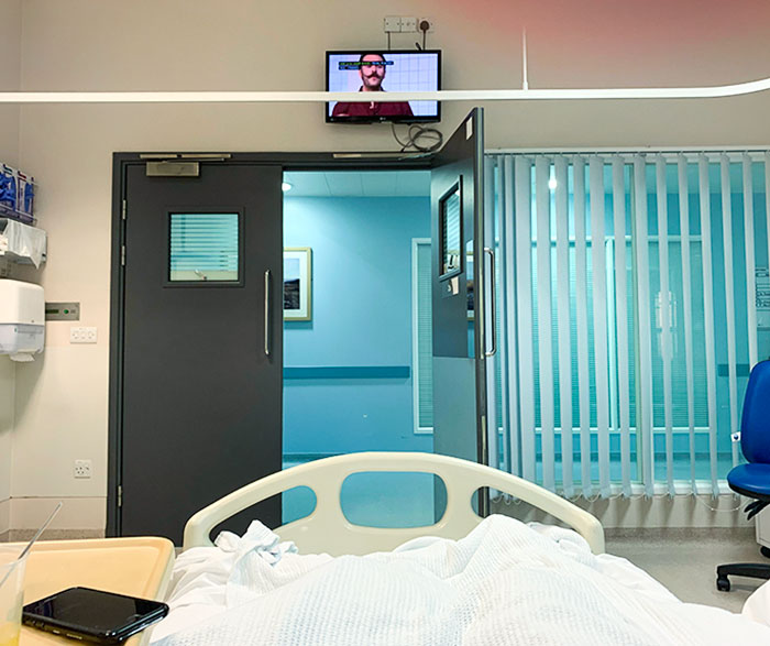 Placement de la télévision dans cette chambre d’hôpital