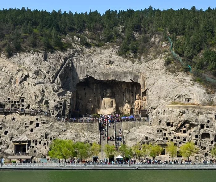 Grottes de Longmen de la ville de Luoyang, Henan, Chine. Ces immenses grottes et statues datent de 400 ans et sont classées par l’UNESCO.