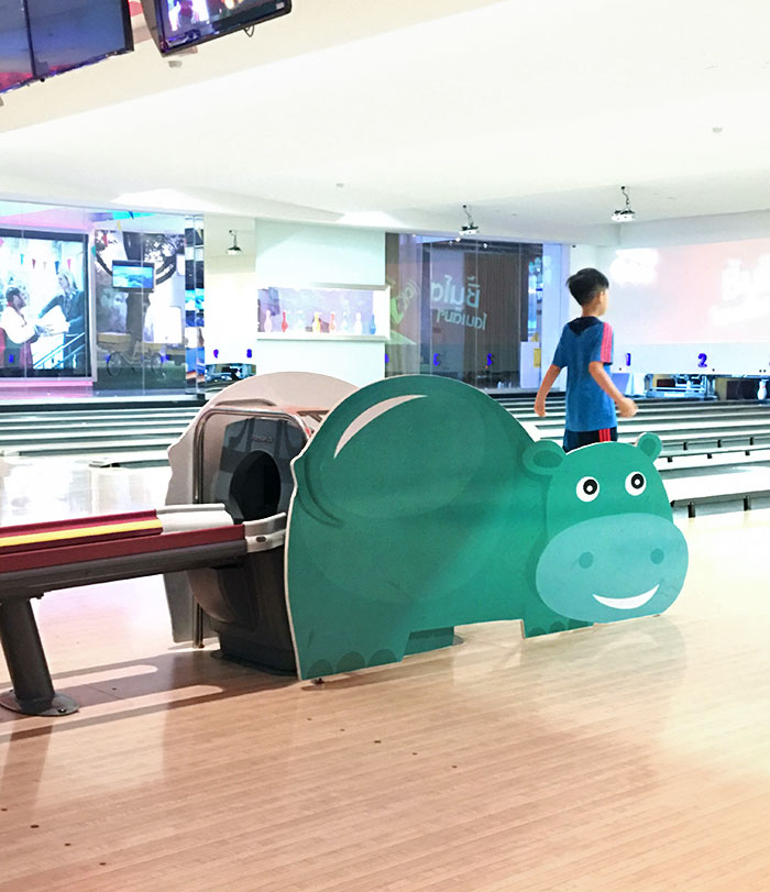 Salle de bowling située à Bangkok. Ça me fait craquer quand la boule sort de là.