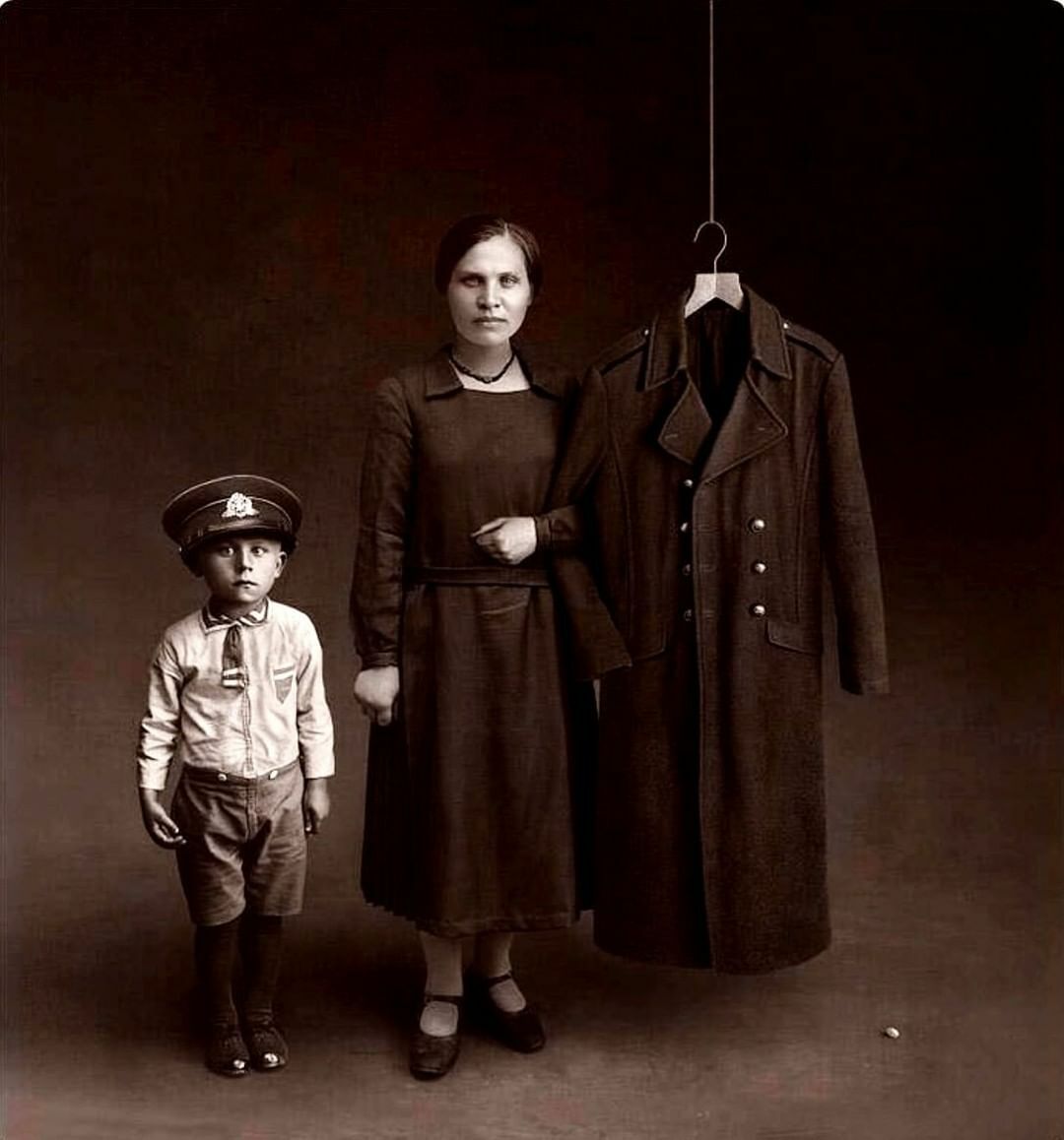 Une photo Memento Mori pour le mari et le père d’un soldat perdu, 1925. Le garçon qui porte la casquette d’uniforme de son père et la femme/mère qui relie son bras à la manche de son manteau sont très touchants.