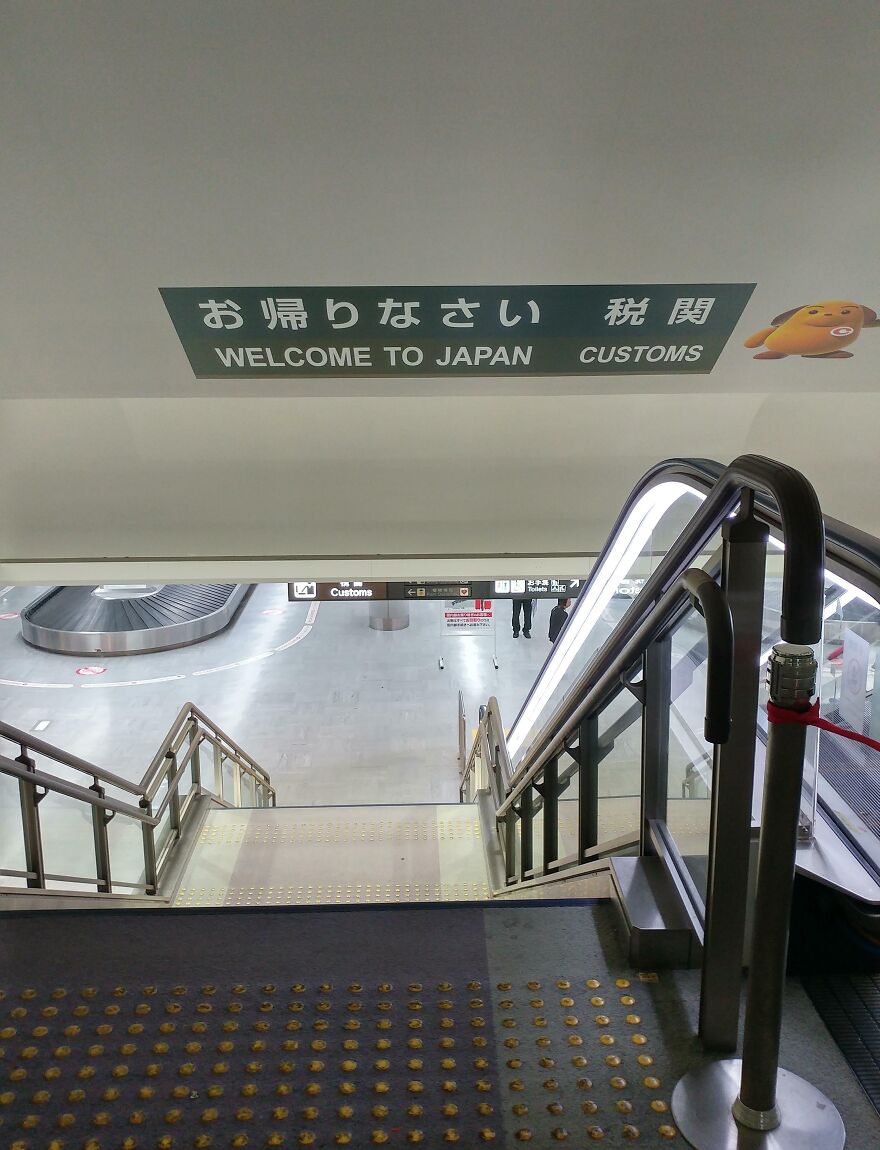 À l’aéroport de Narita, au Japon, alors qu’il est écrit “Welcome To Japan” en anglais, le texte japonais dit “Welcome Back”.