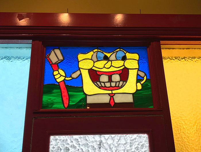 Cet horrible panneau de vitrail de Bob l’éponge chez le dentiste
