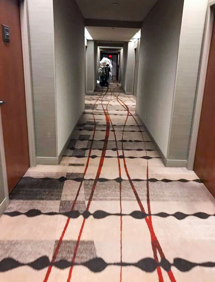 On dirait que le chariot de l’hôtel a renversé quelqu’un et traîne son sang dans les couloirs.