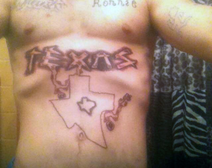 L’ami de mon frère est allé à une “fête du tatouage” et s’est fait tatouer au Texas.