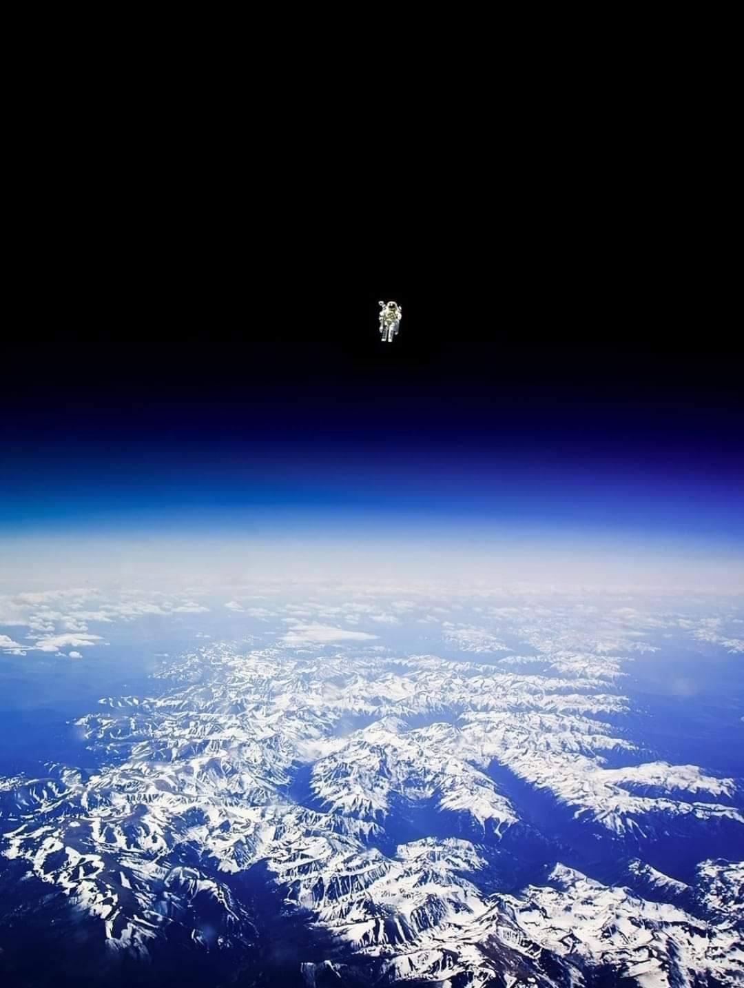 L’astronaute Bruce Mccandless II flotte sans attache loin de la sécurité de la navette spatiale