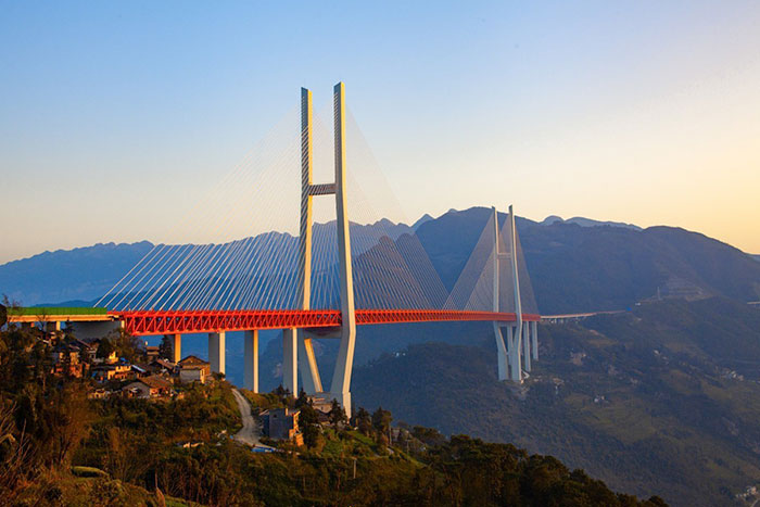 Le pont Duge, également appelé pont Beipanjiang. En 2021, ce pont est le plus haut du monde.