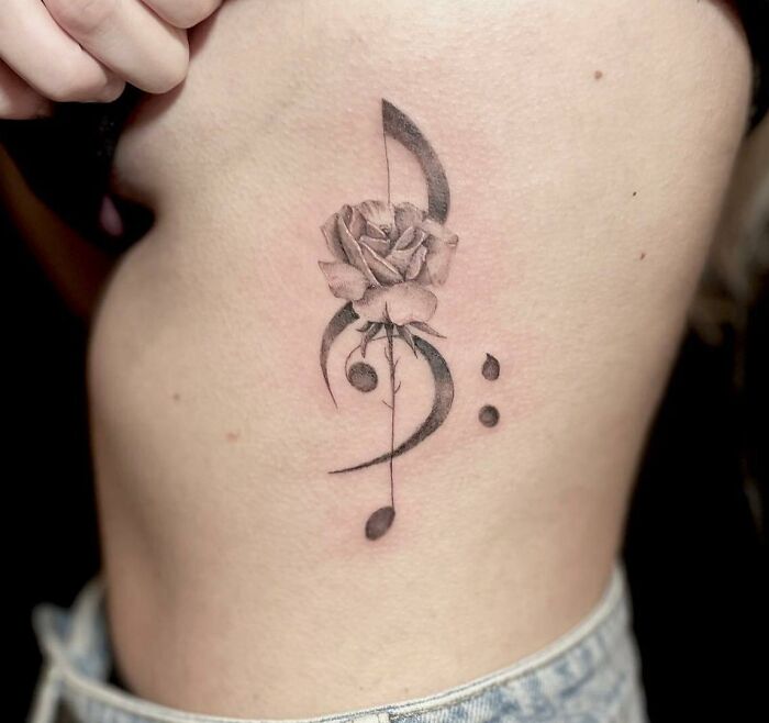 Tatouage de roses musicales