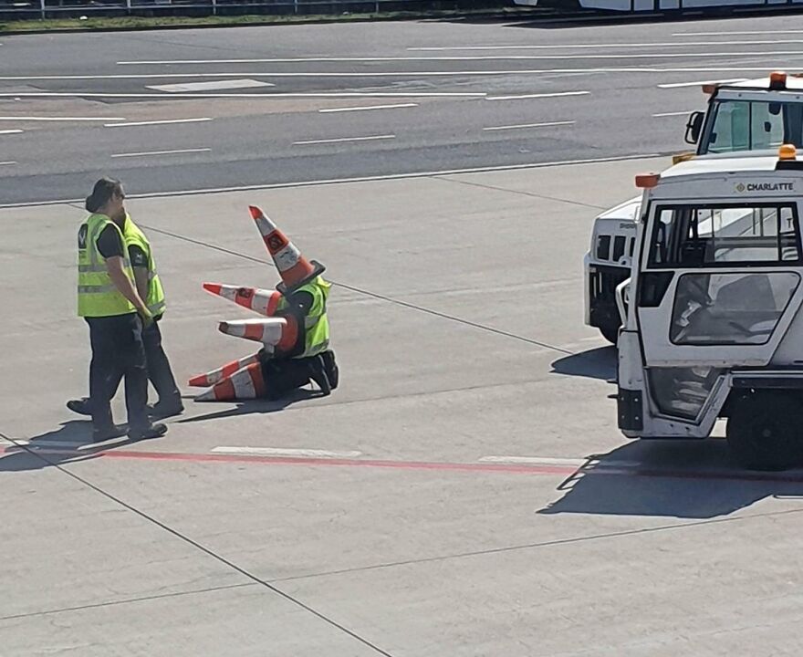 Les travailleurs de l’aéroport de Prague s’amusent