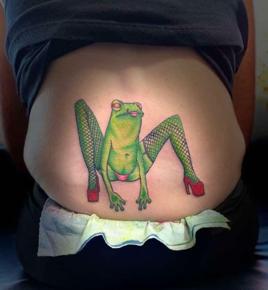 Posté sur la page Facebook d’un tatoueur local. Au fait, je suis presque sûr qu’il s’agit du bas du dos.