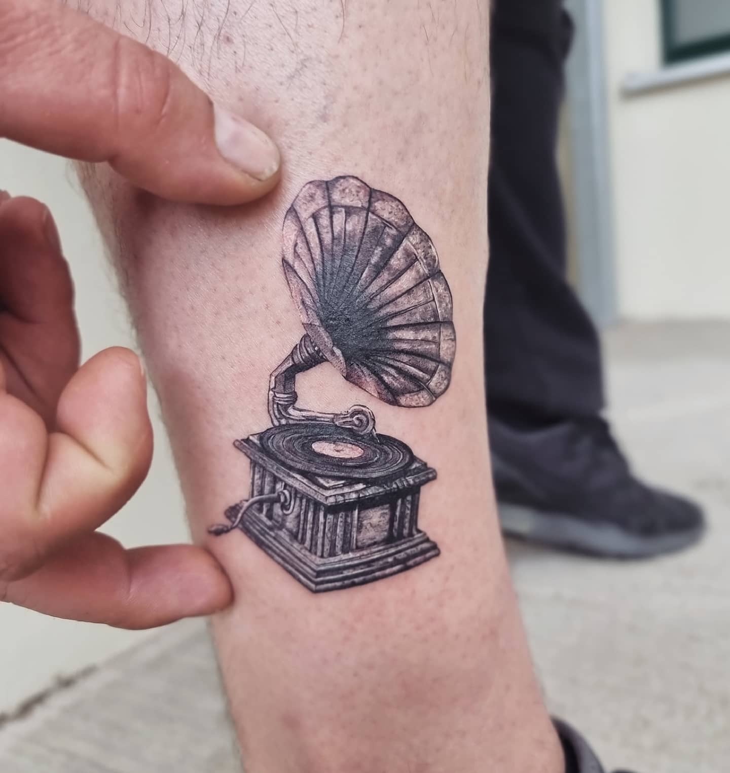 Tatouage réaliste de jambe de gramophone