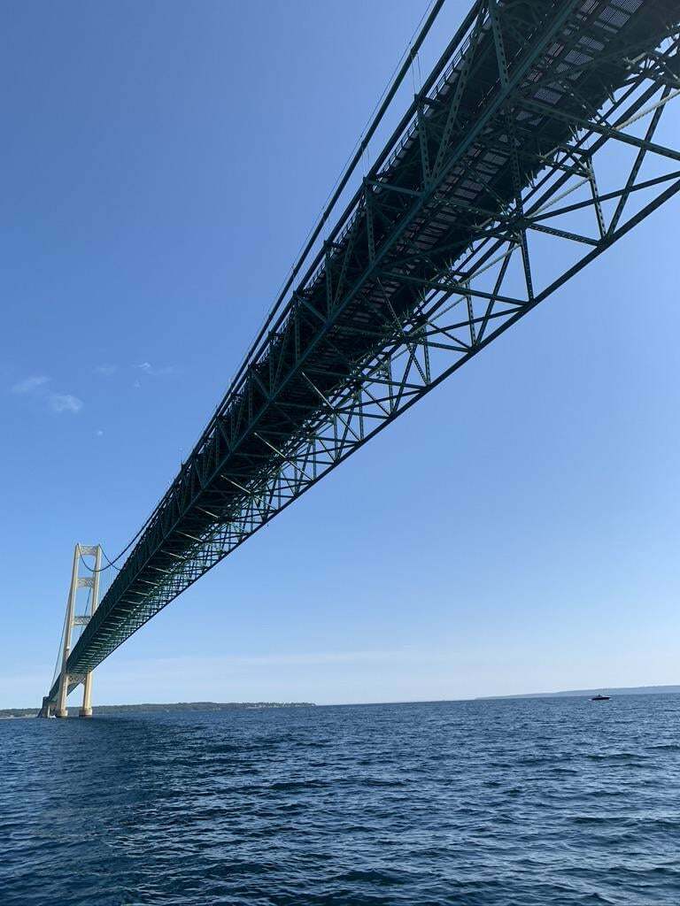 Naviguer sous le pont de Mackinaw, long de cinq miles, qui relie la péninsule supérieure et la péninsule inférieure du Michigan