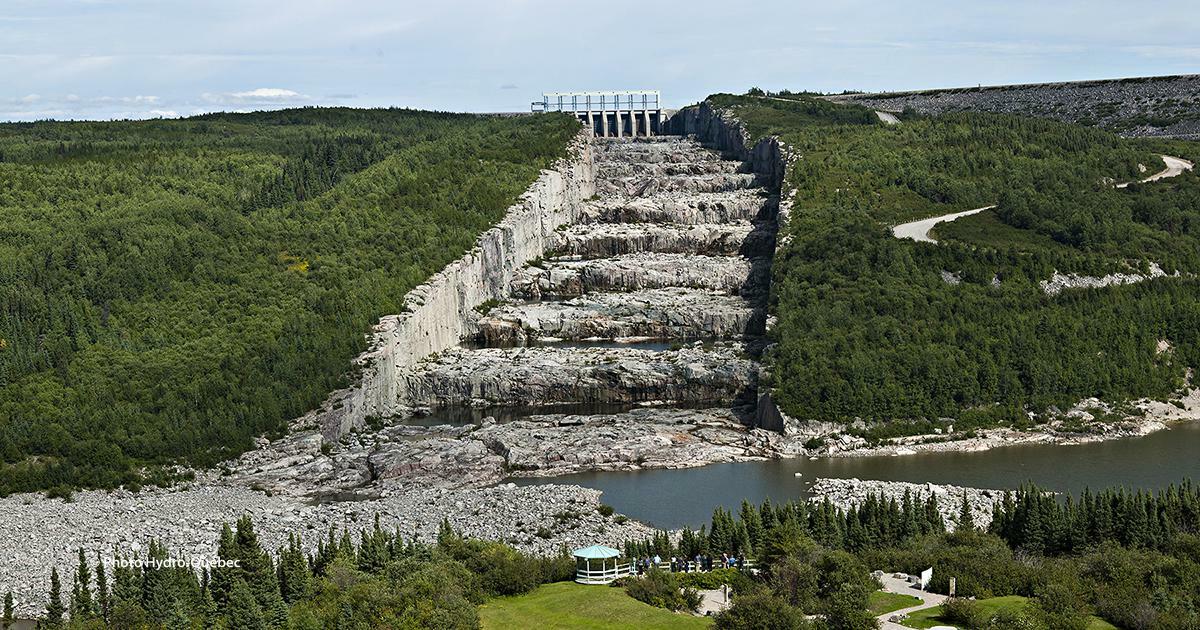 Le déversoir de la centrale Robert-Bourassa dans le nord du Québec. Il est surnommé “l’escalier des géants” et je l’ai trouvé sur Google Earth.