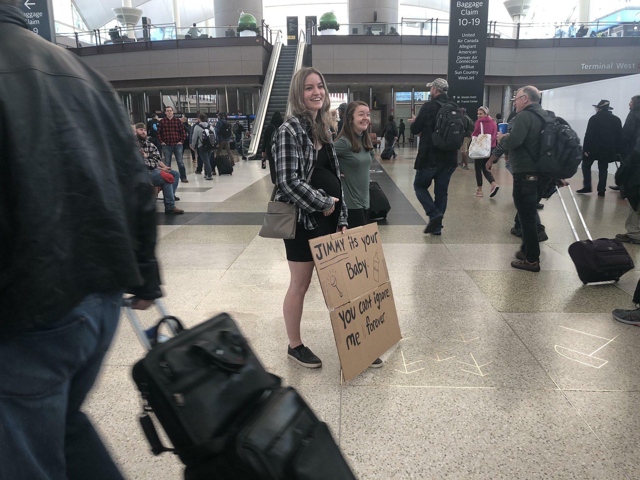 À l’aéroport, en attendant d’embarrasser Jimmy