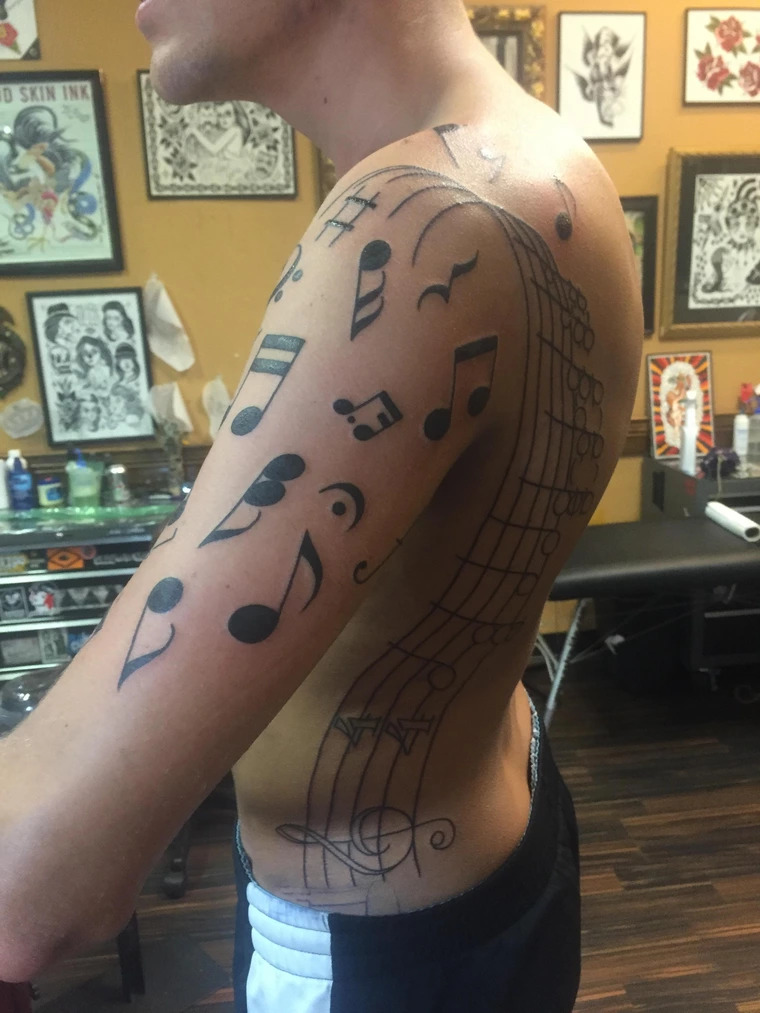 Grand tatouage musical en cours