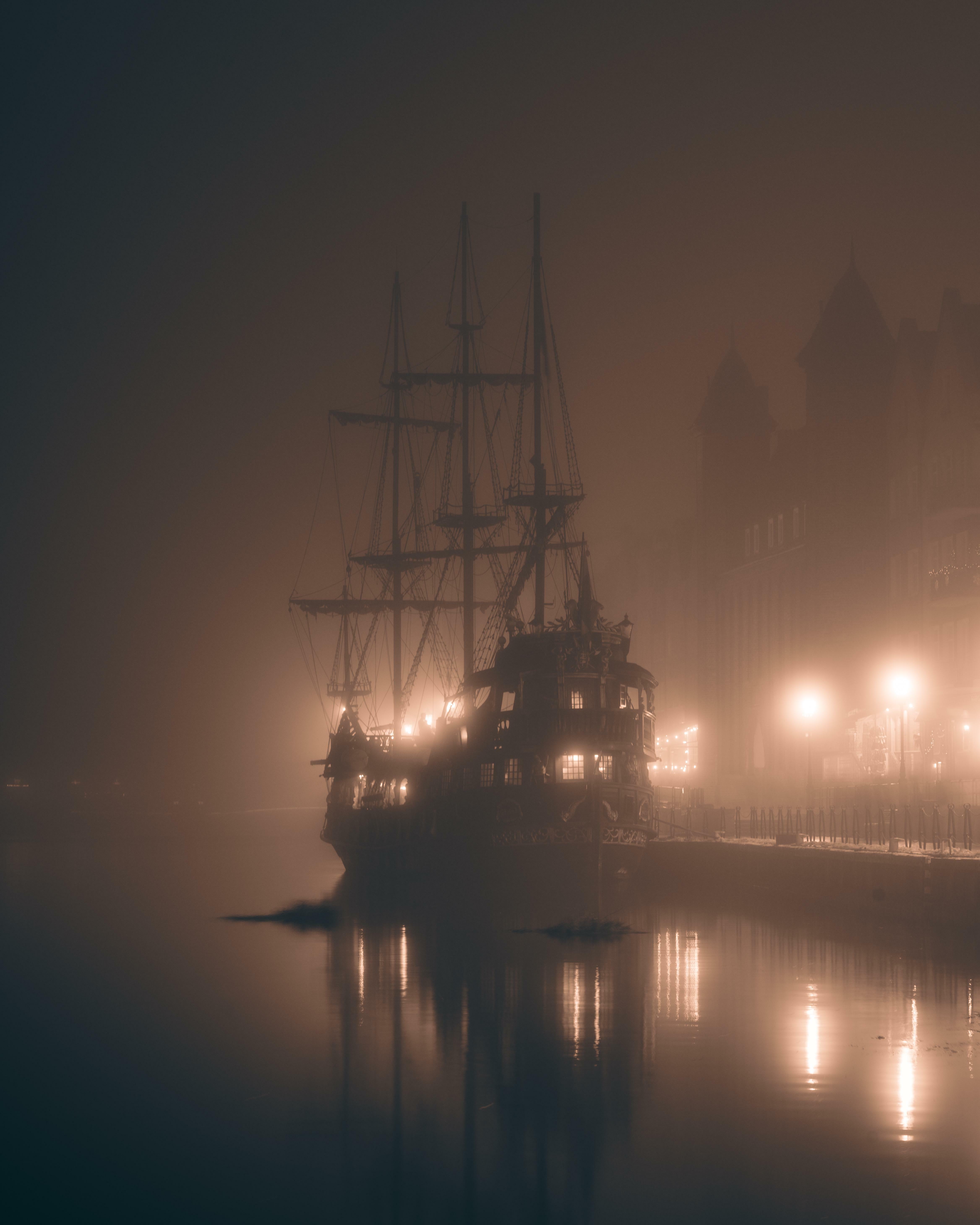 Itap d'un bateau dans le brouillard