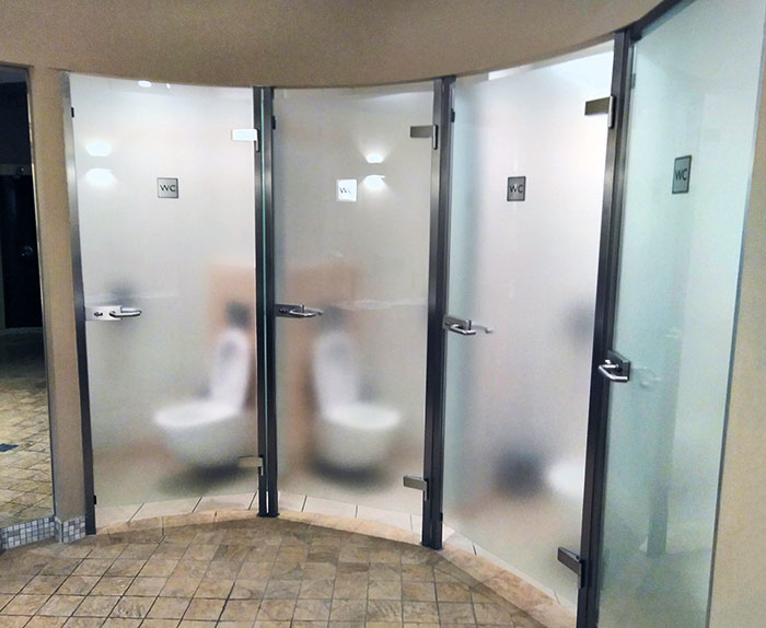 Portes de cabines de bain semi-transparentes