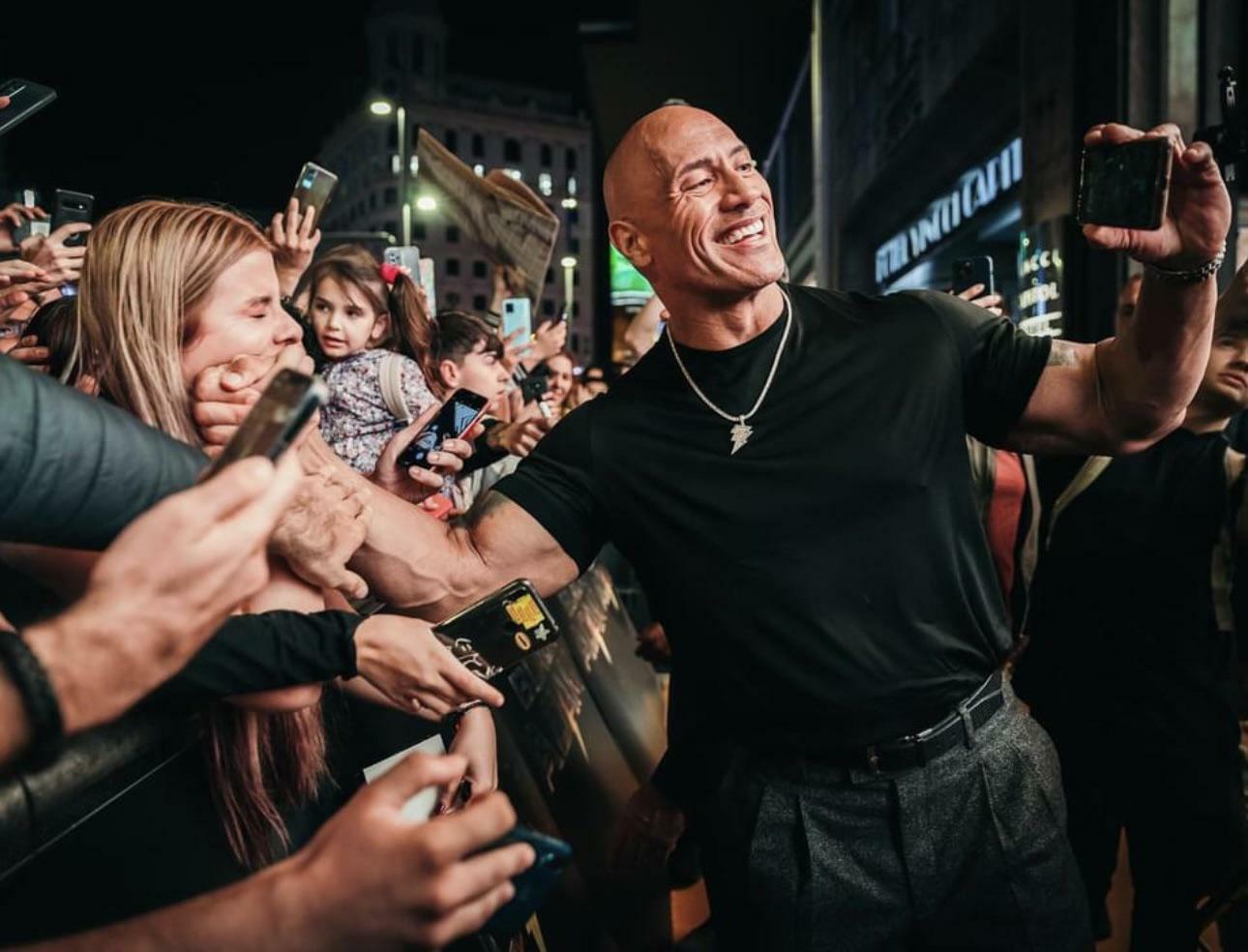 The Rock se prend en selfie avec un fan qui lui fait un bras d’honneur.