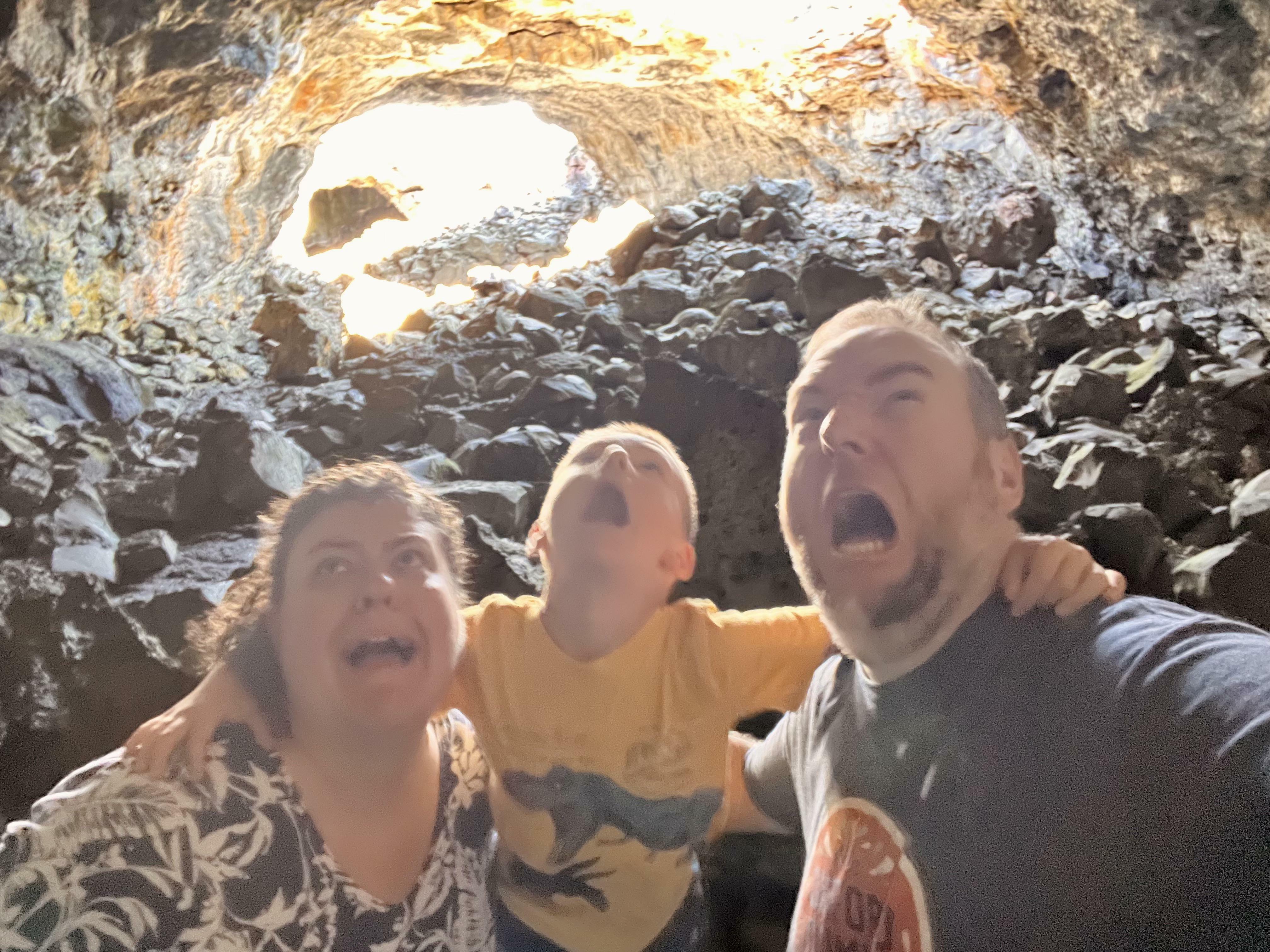 Nous avons visité les Cratères de la Lune et pris une photo dans la grotte. On dirait que nous nous trouvons devant un écran vert...