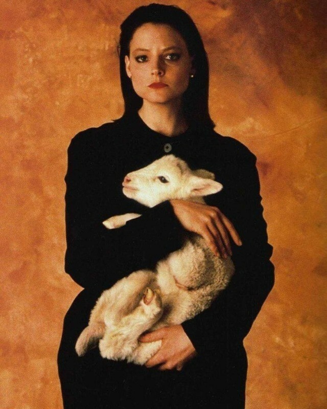 Jodie Foster tenant un agneau lors d’un tournage promotionnel pour « Le silence des agneaux » (1991)