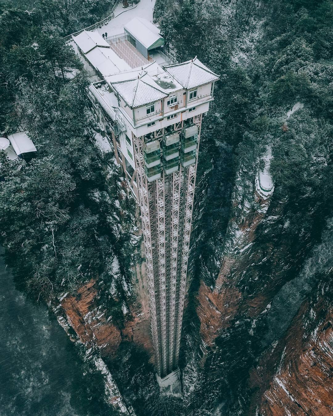 L’ascenseur extérieur le plus haut du monde grimpe à une hauteur incroyable de 1 070 pieds sur une falaise de montagne à Zhangjiajie, en Chine.