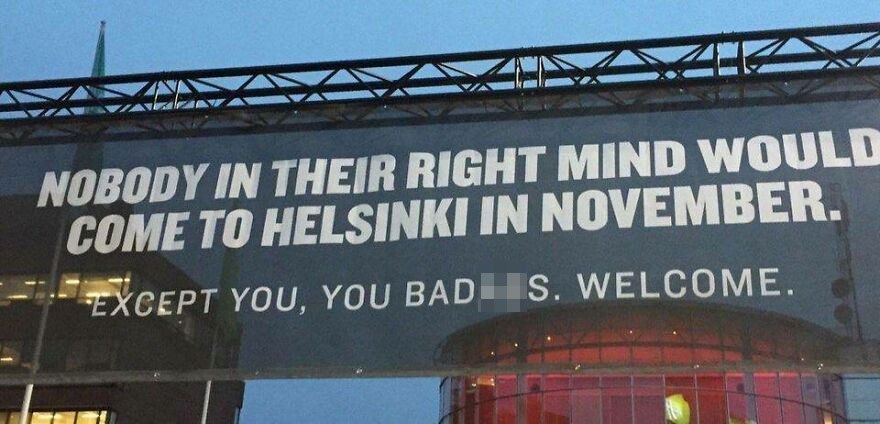 Un panneau à l’extérieur d’un aéroport à Helsinki, Finlande