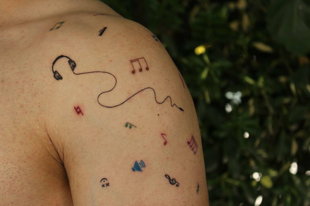 Tatouage petites notes de musique et écouteurs