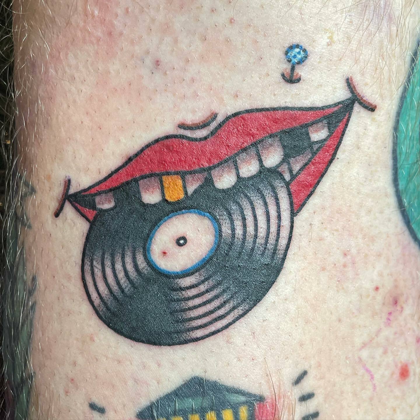 Tatouage vinyle dans la bouche