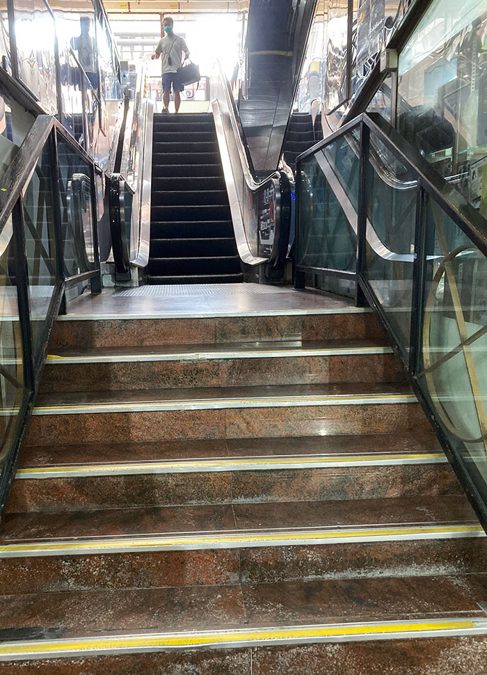 Cet escalator n’arrive pas à aller jusqu’au bout