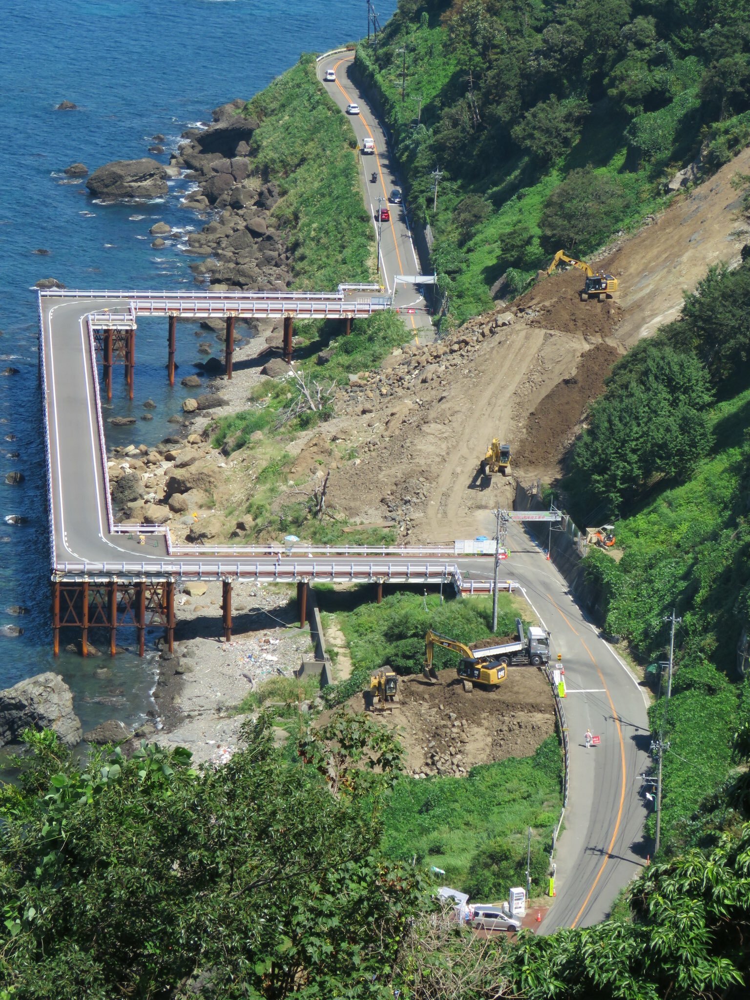 Une route temporaire est construite autour d’un glissement de terrain dans la préfecture de Fukui, au Japon.